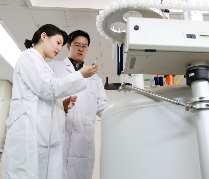 금호석유화학 중앙연구소 연구원들이 연구를 하고 있다. 금호석유화학 제공