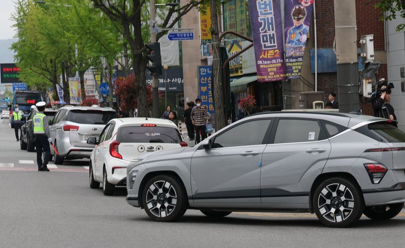 전북경찰청과 덕진경찰서 교통안전계 경찰관들이 20일 전북 전주시 덕진광장 사거리에서 우회전 일시정지 위반 집중단속을 하고 있다. 2026.4.20 ⓒ 뉴스1 유경석 기자