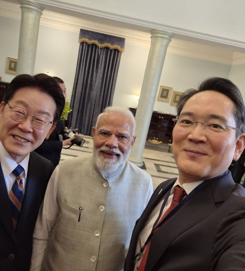 인도 영빈관인 '하이데라바드 하우스'에서 이재명 대통령과 나렌드라 모디 인도 총리, 그리고 이재용 삼성전자 회장이 20일(현지시간) 인도 노이다 공장에 생산된 '갤럭시 Z플립7'을 직접 사진을 촬영하고 있다. 사진=삼성전자 뉴스룸 인스타그램