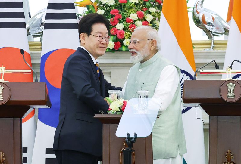이재명 대통령과 나렌드라 모디 인도 총리가 20일(현지시간) 뉴델리 영빈관 하이데라바드 하우스에서 공동언론발표를 마친 뒤 악수하고 있다. 뉴시스