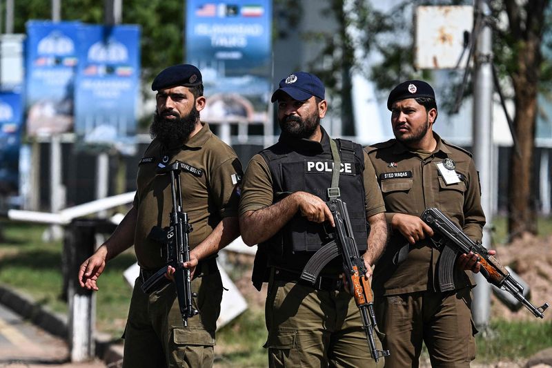 '철통 경계' 파키스탄 이슬라마바드 20일(현지시간) 파키스탄 이슬라마바드의 세레나 호텔 앞에서 현지 경찰들이 민간인 통행을 막고 있다. 미국과 이란 관계자들은 지난 11일 세레나 호텔에서 1차 종전협상을 벌였으며 일부 외신들은 양측이 21일 같은 장소에서 2차 회담을 할 수 있다며 개최 가능성을 포기하지 않았다. AFP연합뉴스