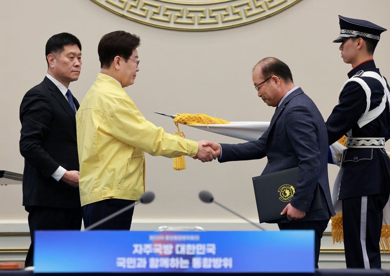 이재명 대통령이 한국가스공사에 대통령 단체표창을 수여하고 있다. 뉴시스