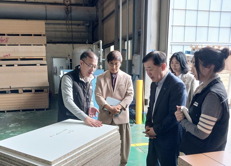 이태식 한유원 대표, 부산 중소 가구기업 애로 청취 - 뉴스 썸네일 이미지