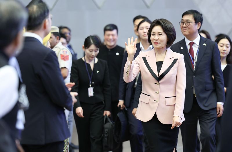 김혜경 여사가 20일(현지 시간) 인도 뉴델리 야쇼부미 컨벤션센터에서 열린 K-드림 스테이지에 입장하며 인사하고 있다. 뉴시스