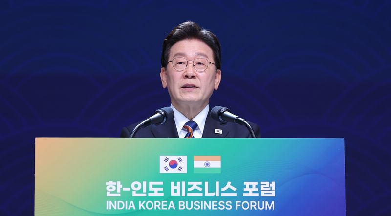 [뉴델리=뉴시스] 고범준 기자 = 이재명 대통령이 20일(현지 시간) 인도 뉴델리 바랏 만다팜 센터에서 열린 한-인도 비즈니스 포럼에서 인사말을 하고 있다. 2026.04.20. bjko@newsis.com