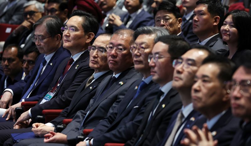 [뉴델리=뉴시스] 고범준 기자 = 이재용 삼성전자 회장, 정의선 현대차그룹 회장, 구광모 LG그룹 회장, 최수연 네이버 대표 등 참석자들이 20일(현지 시간) 인도 뉴델리 바랏 만다팜 센터에서 열린 한-인도 비즈니스 포럼에 참석하고 있다. 2026.04.20. bjko@newsis.com