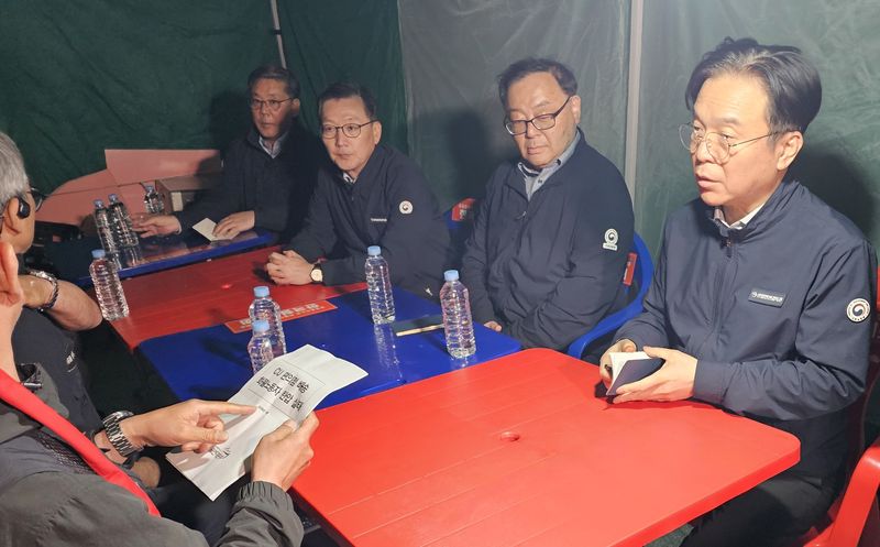 김영훈 고용노동부 장관이 지난 20일 진주시 정촌면 CU 진주물류센터 앞 화물연대 집회 현장을 방문했다. 뉴스1