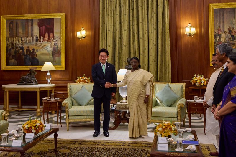 이재명 대통령과 드라우파디 무르무 인도 대통령이 지난 20일(현지시간) 뉴델리 대통령궁에서 열린 면담에서 악수하고 있다. 공동취재