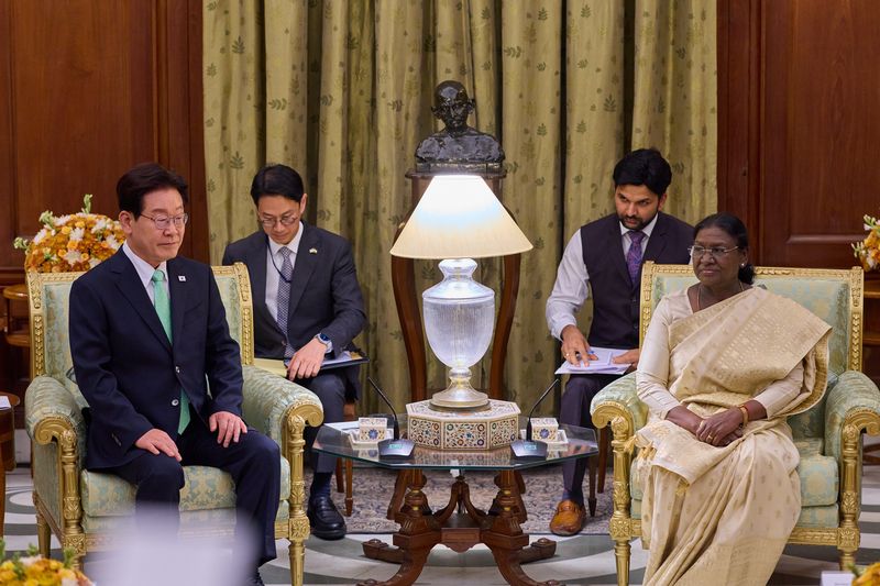 이재명 대통령과 드라우파디 무르무 인도 대통령이 20일(현지시간) 뉴델리 대통령궁에서 면담을 하고 있다. 공동취재