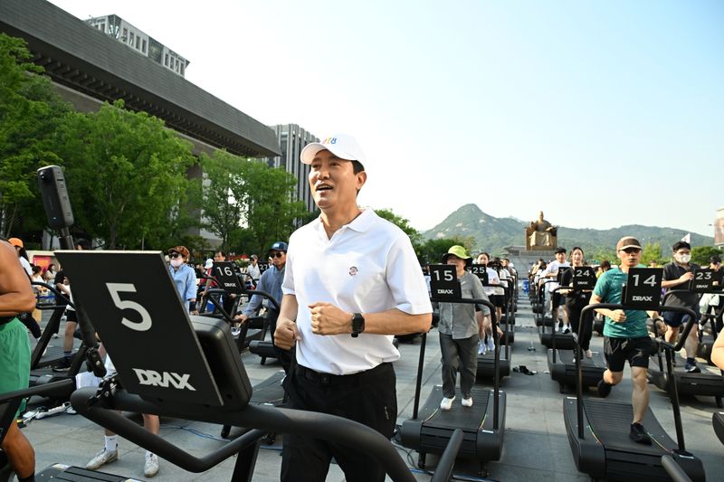 오세훈 서울시장이 지난 4월 손목닥터9988 행사에 참석해 러닝머신을 뛰고 있다. 뉴시스