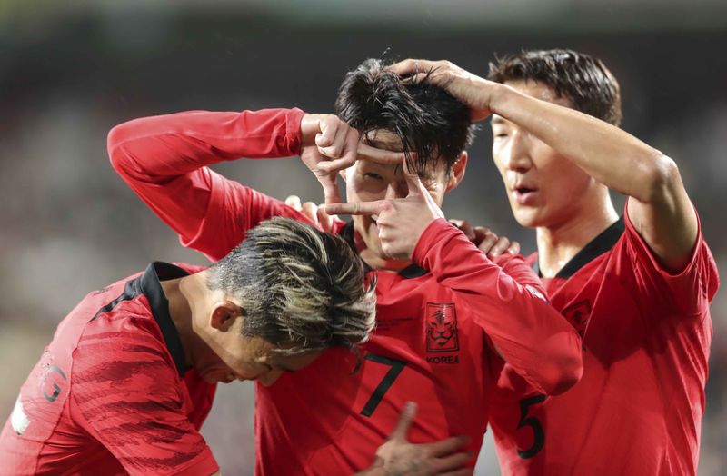 24일 오후 울산 남구 문수축구경기장에서 열린 하나은행 초청 축구 국가대표 평가전 대한민국과 콜롬비아의 경기, 대한민국 손흥민이 두번째 골을 넣고 세리머니를 하고 있다.뉴시스