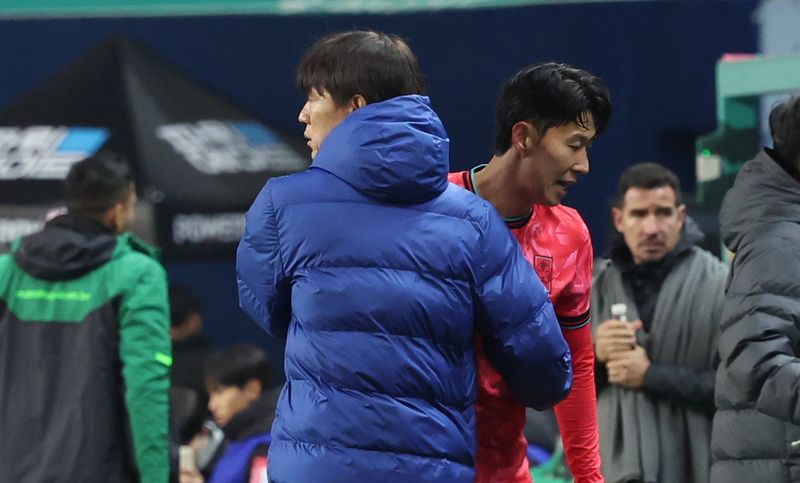 [대전=뉴시스] 강종민 기자 = 14일 오후 대전 유성구 대전월드컵경기장에서 열린 축구 국가대표팀 평가전 대한민국과 볼리비아의 경기에서 손흥민이 후반 교체돼 홍명보 감독이 격려하고 있다. 2025.11.14. ppkjm@newsis.com