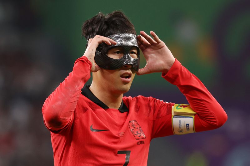 [알라이얀(카타르)=뉴시스] 조성우 기자 = 2일(현지시간) 카타르 알라이얀 에듀케이션 시티 스타디움에서 열린 2022 카타르 월드컵 H조 최종 3차전 대한민국과 포르투갈의 경기, 한국 손흥민이 마스크를 고쳐쓰고 있다. 2022.12.03. xconfind@newsis.com