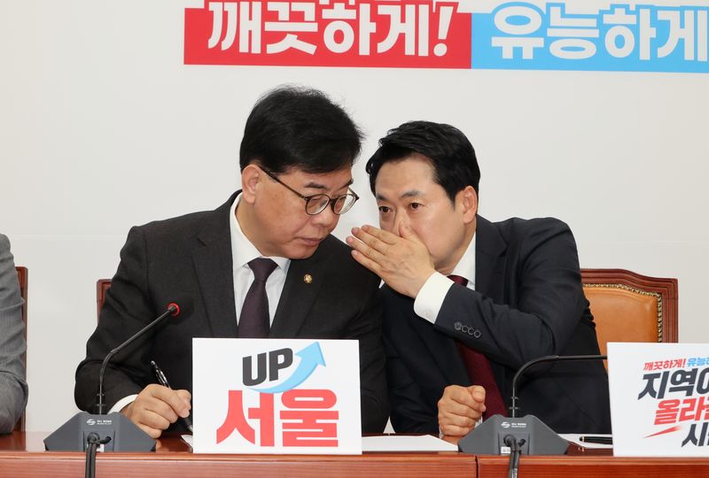 장동혁 국민의힘 대표가 20일 국회에서 열린 최고위원회의에서 송언석 원내대표와 귀엣말을 하고 있다. 사진=박범준 기자