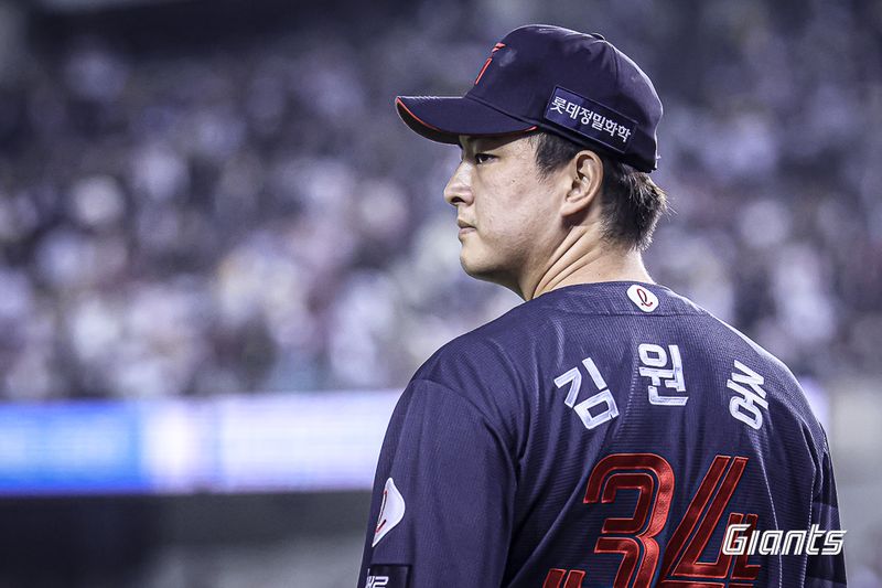 [서울=뉴시스] 프로야구 롯데 자이언츠 김원중이 15일 서울 잠실구장에서 열린 2026 신한 쏠 KBO리그 LG 트윈스전에 불펜 등판해 숨을 고르고 있다. (사진=롯데 자이언츠 제공) 2026.04.15. *재판매 및 DB 금지