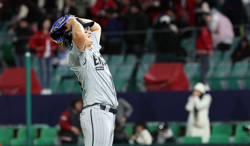 [인천=뉴시스] 최진석 기자 = 한화 김서현이 7일 인천 랜더스필드에서 열린 2026 KBO리그 한화 이글스와 SSG 랜더스의 경기에서 6대2로 승리 후 기뻐하고 있다. 2026.04.07. myjs@newsis.com