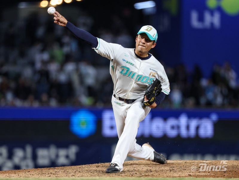 [서울=뉴시스] 프로야구 NC 다이노스 류진욱이 2일 창원NC파크에서 열린 2026 신한 쏠 KBO리그 롯데 자이언츠에 불펜 등판해 공을 던지고 있다. (사진=NC 다이노스 제공) 2026.04.02. *재판매 및 DB 금지