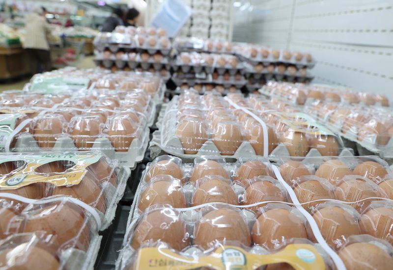 [서울=뉴시스] 이영환 기자 = 2일 오후 서울 서초구 농협유통 하나로마트 양재점에 달걀이 진열되어 있다. 2026.04.02. 20hwan@newsis.com