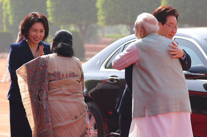 이재명 대통령과 김혜경 여사가 20일 뉴델리 대통령궁 광장에서 열린 공식환영식에서 드라우파디 무르무 인도 대통령, 나렌드라 모디 인도 총리(오른쪽)와 인사하고 있다. 2026.4.20 ⓒ 뉴스1 이재명 기자