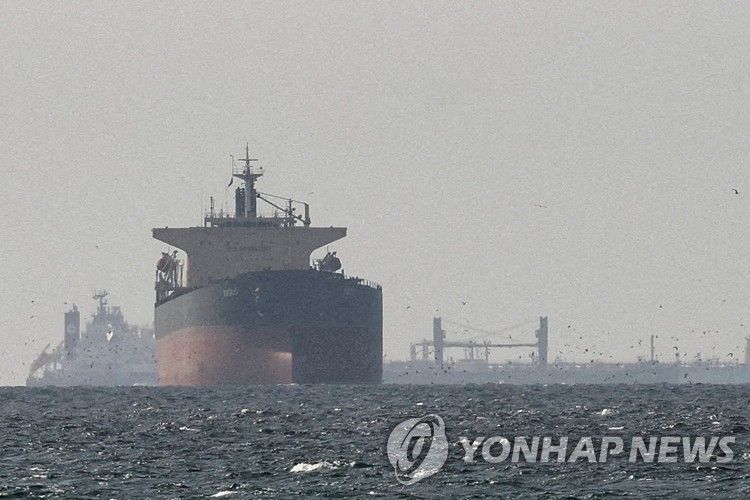 호르무즈 해협 인근의 화물선 (출처=연합뉴스)