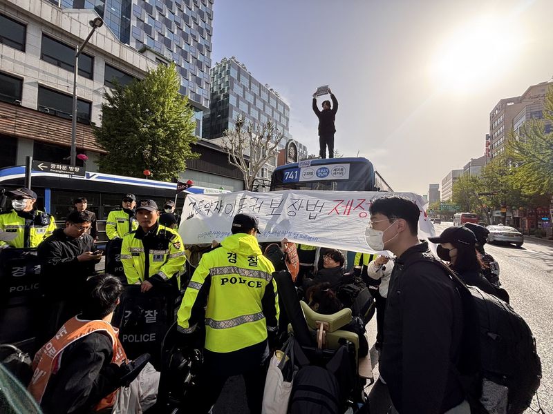 전장연 소속 활동가들이 서울 종로구 종로2가 버스정류장 등에서 휠체어를 탄 채 시내버스를 저지하고 있는 모습. /사진=뉴스1