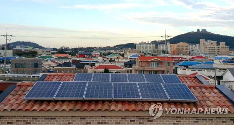 제주지역 주택에 설치된 태양광 등 분산에너지 설비. 제주도는 아파트와 마을, 산업단지에서 생산한 전력을 생활권 안에서 소비하는 2기 분산에너지 특화지역 지정을 추진하고 있다. 사진=연합뉴스