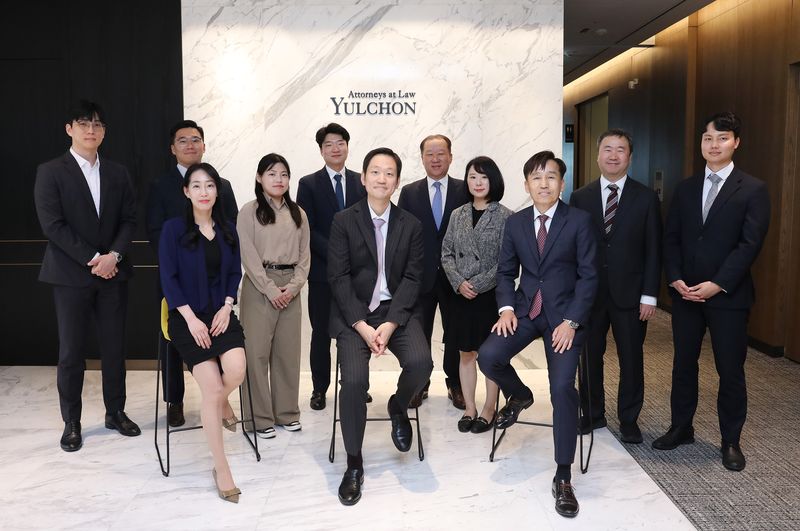 율촌 AML팀 관계자들이 단체 사진을 촬영하고 있다. 법무법인 율촌 제공