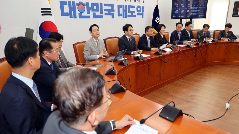 더불어민주당 한병도 원내대표가 21일 국회에서 열린 원내대책회의에서 발언하고 있다. 사진=서동일 기자