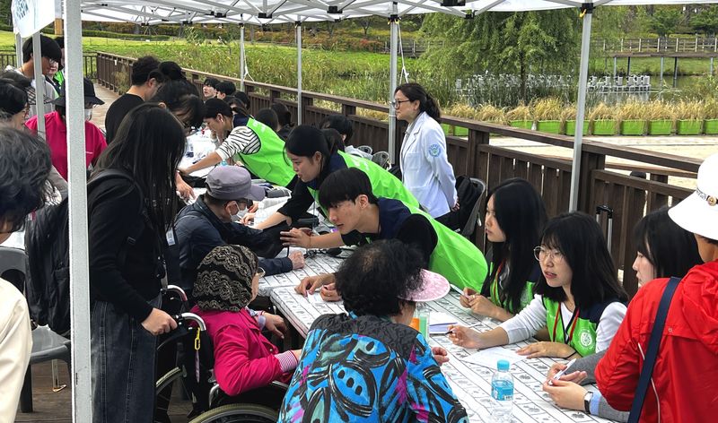 부산·김해 12개 대학 간호학과 학생들, 부산시민공원서 무료 건강상담 - 뉴스 썸네일 이미지