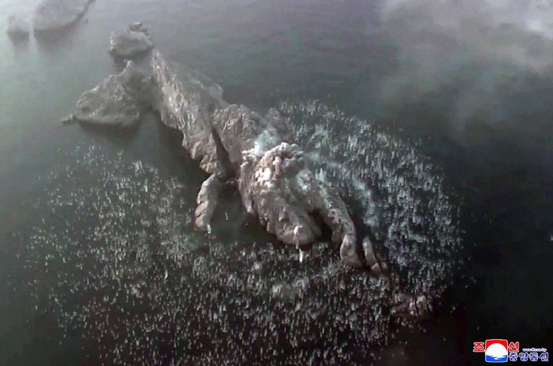 북한이 단거리 지대지 탄도미사일 집속탄두 위력을 평가하는 시험발사에 성공했다고 밝혔다. 조선중앙통신은 20일 "미사일총국은 19일 개량된 지상 대 지상 전술탄도미사일 '화성포-11라'형 전투부(탄두) 위력 평가를 위한 시험발사를 진행하였다"고 보도했다. 조선중앙통신 캡처