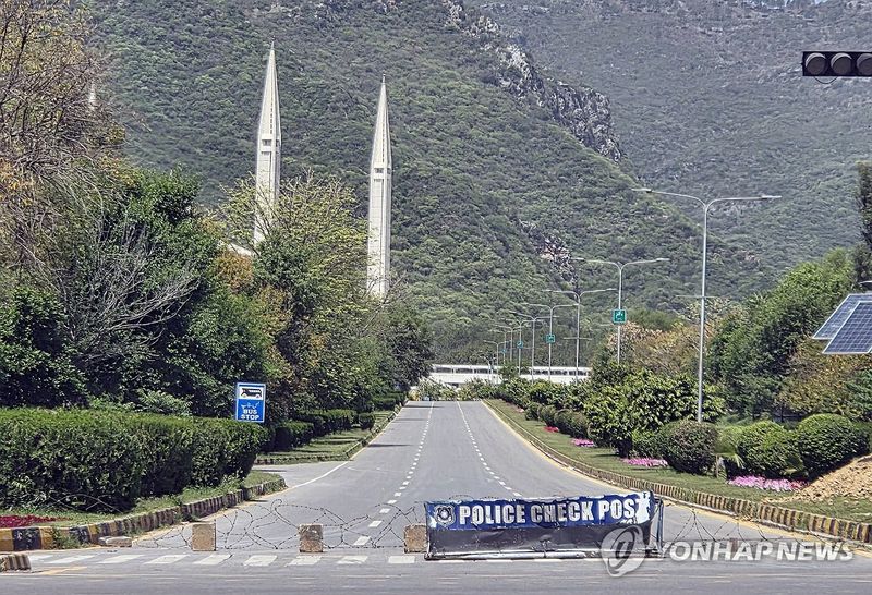 폐쇄된 파키스탄 최대 모스크 진입로 (출처=연합뉴스)