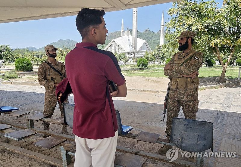파이살 모스크 지키는 파키스탄 군인들 (출처=연합뉴스)