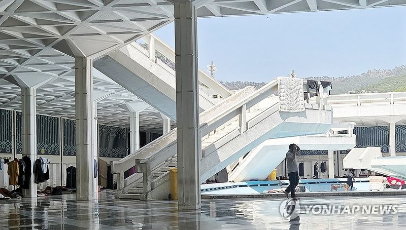 경찰 휴식공간으로 바뀐 파키스탄 최대 모스크 예배당 (출처=연합뉴스)