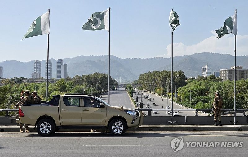 군인 배치된 이슬라마바드 도로 (출처=연합뉴스)