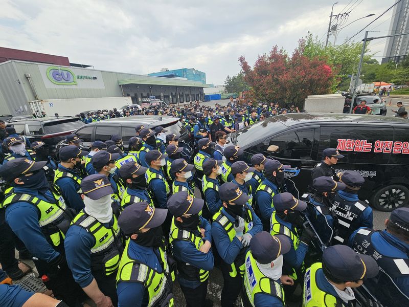 [진주=뉴시스]경찰과 화물연대, 물류센터 출입구에서 대치중.(사진=독자 제공).2026.04.20.photo@newsis.com *재판매 및 DB 금지