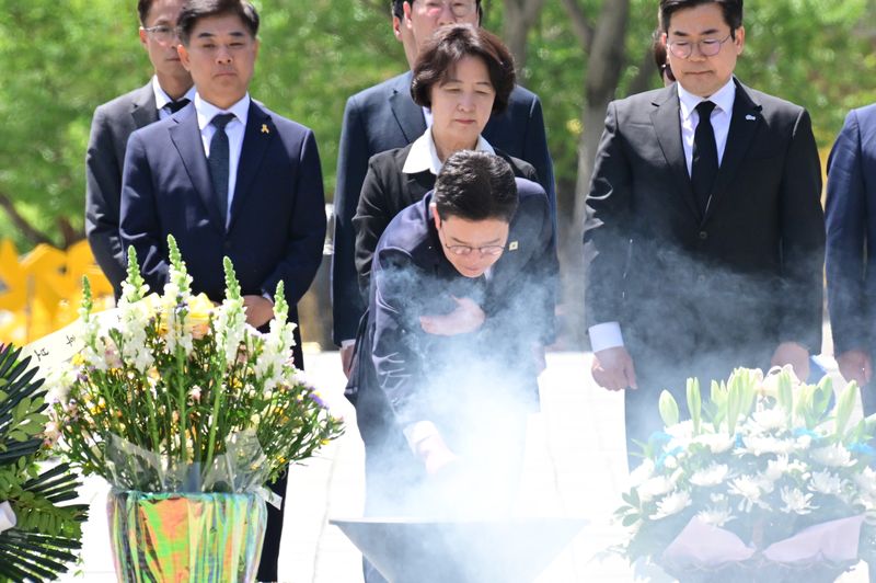 [김해=뉴시스] 차용현 기자 = 21일 오후 더불어민주당 수도권(서울·경기·인천) 광역단체장 선거 후보가 경남 김해시 진영읍 봉하마을 고 노무현 전 대통령 묘역을 찾아 참배하고 있다. 사진은 분향하는 정원오 서울시장 후보. 2026.04.21. con@newsis.com