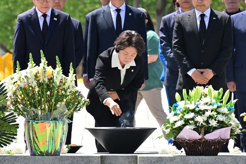 [김해=뉴시스] 차용현 기자 = 21일 오후 더불어민주당 수도권(서울·경기·인천) 광역단체장 선거 후보가 경남 김해시 진영읍 봉하마을 고 노무현 전 대통령 묘역을 찾아 참배하고 있다. 사진은 분향하는 추미애 경기지사 후보. 2026.04.21. con@newsis.com