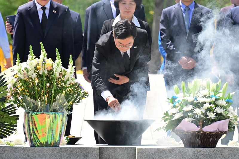 [김해=뉴시스] 차용현 기자 = 21일 오후 더불어민주당 수도권(서울·경기·인천) 광역단체장 선거 후보가 경남 김해시 진영읍 봉하마을 고 노무현 전 대통령 묘역을 찾아 참배하고 있다. 사진은 박찬대 인천시장 후보가 분향하고 있다. 2026.04.21. con@newsis.com