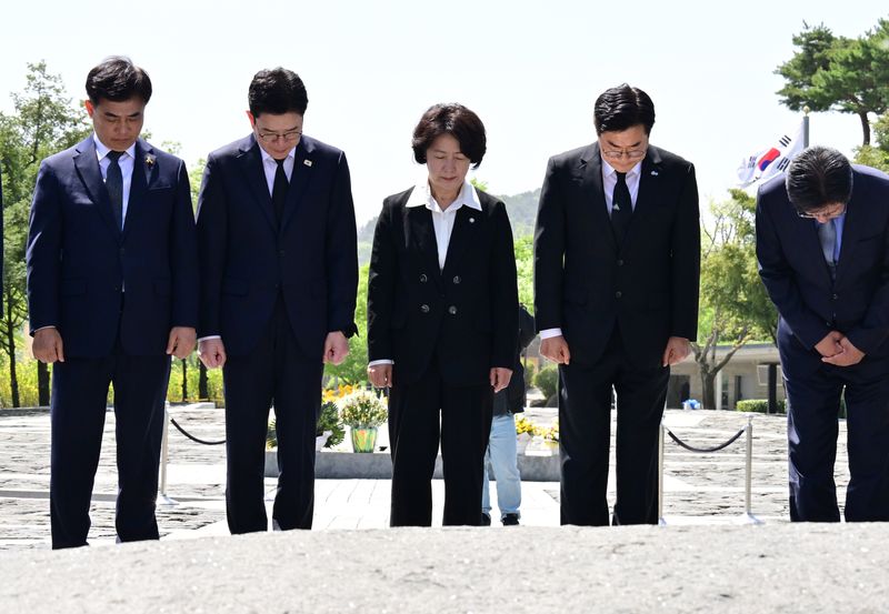 [김해=뉴시스] 차용현 기자 = 21일 오후 더불어민주당 수도권(서울·경기·인천) 광역단체장 선거 후보가 경남 김해시 진영읍 봉하마을 고 노무현 전 대통령 묘역을 찾아 참배하고 있다. 왼쪽부터 정원오 서울시장 후보, 추미애 경기지사 후보, 박찬대 인천시장 후보 등이다. 2026.04.21. con@newsis.com