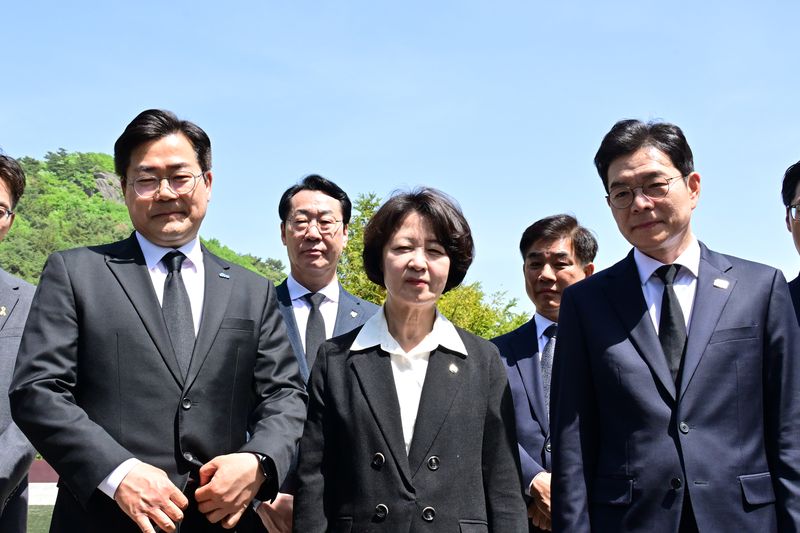 [김해=뉴시스] 차용현 기자 = 21일 오후 더불어민주당 수도권(서울·경기·인천) 광역단체장 선거 후보가 경남 김해시 진영읍 봉하마을 고 노무현 전 대통령 묘역을 찾아 참배한 후 언론과 인터뷰를 하고 있다. 왼쪽부터 박찬대 인천시장, 추미애 경기지사, 정원오 서울시장 후보 등이다. 2026.04.21. con@newsis.com