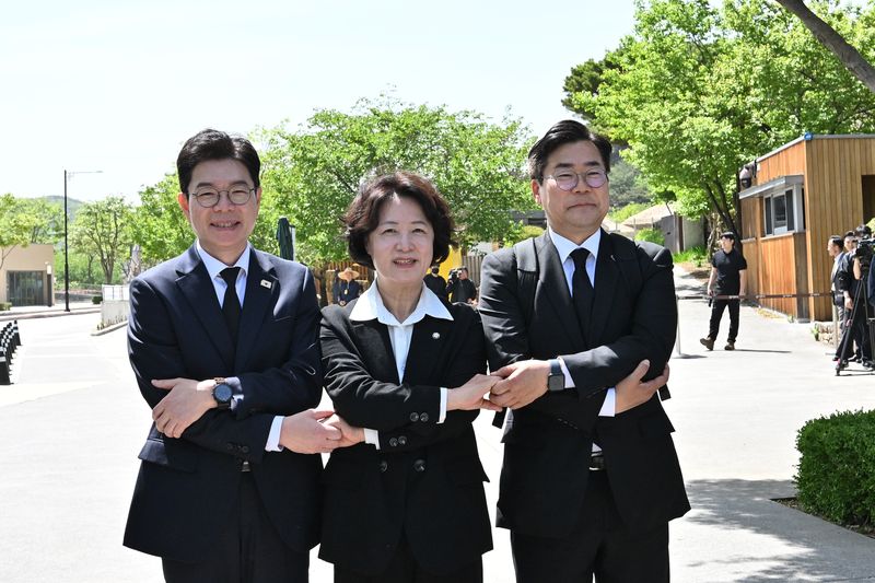 [김해=뉴시스] 차용현 기자 = 21일 오후 더불어민주당 수도권(서울·경기·인천) 광역단체장 선거 후보가 경남 김해시 진영읍 봉하마을 고 노무현 전 대통령 묘역을 찾아 참배한 후 기념촬영을 하고 있다. 왼쪽부터 정원오 서울시장 후보, 추미애 경기지사 후보, 박찬대 인천시장 후보 등이다. 2026.04.21. con@newsis.com