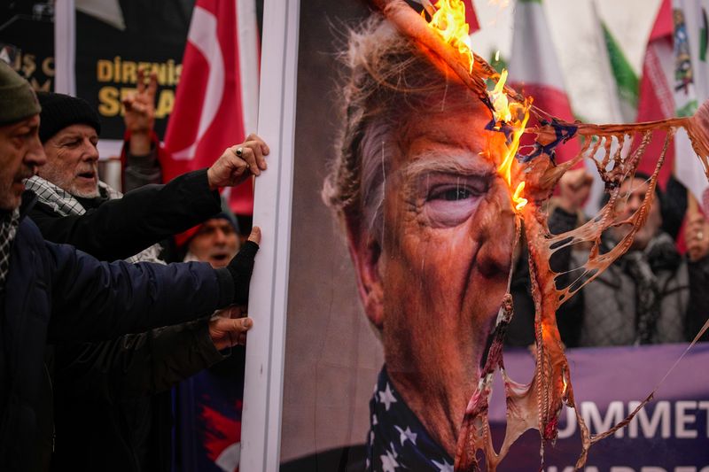 [이스탄불=AP/뉴시스] 1일(현지 시간) 튀르키예 이스탄불에 있는 주튀르키예 미국 영사관 앞에서 친이란-반미·반이스라엘 시위대가 도널드 트럼프 미국 대통령의 포스터를 불태우고 있다. 2026.02.02.