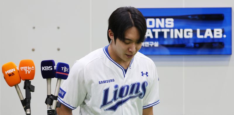 지난 21일 오후 대구 삼성라이온즈 파크에서 삼성 라이온즈 투수 원태인이 지난 19일 열린 LG 트윈스와의 경기에서 자신이 격한 감정을 표출한 것과 관련해 사과의 뜻을 밝힌 뒤 자리를 떠나고 있다. 연합뉴스