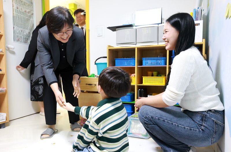 지난달 21일 정은경 보건복지부 장관이 서울 노원구 소재 학대피해아동쉼터를 방문해 시설 현장상황을 점검하고, 종사자들을 격려했다. 사진=뉴시스