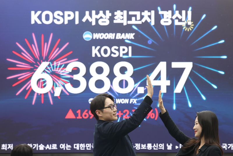 축포 터진 딜링룸 21일 코스피지수는 전일 대비 169.38p(2.72%) 오른 6388.47에 마감, 지난 2월 26일 종가 기준 역대 최고치(6307.27)를 약 두달 만에 경신했다. 코스닥지수는 전 거래일보다 4.18p(0.36%) 상승한 1179.03에 장을 마쳤다. 이날 서울 중구 우리은행 본점 딜링룸 현황판에 지수가 표시되고 있다. 연합뉴스