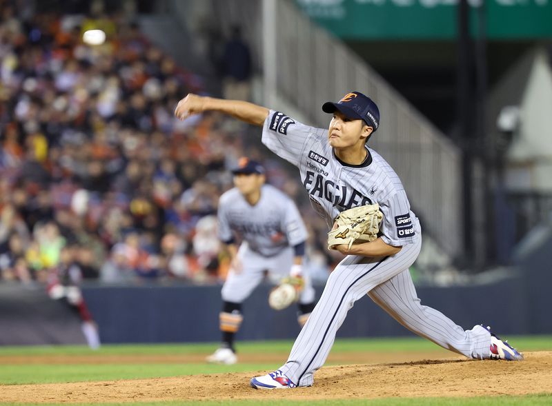 (서울=뉴스1) 김성진 기자 = 21일 서울 송파구 잠실야구장에서 열린 '2026 신한 SOL KBO리그' 한화 이글스와 LG 트윈스의 경기, 한화 정우주가 5회말 마운드에 올라 투구하고 있다. 2026.4.21/뉴스1 /사진=뉴스1화상