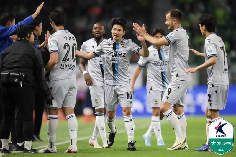 인천 유나이티드 선수단이 21일 전주월드컵경기장에서 열린 원정 경기에서 이동률의 득점을 축하하고 있다. (한국프로축구연맹 제공)