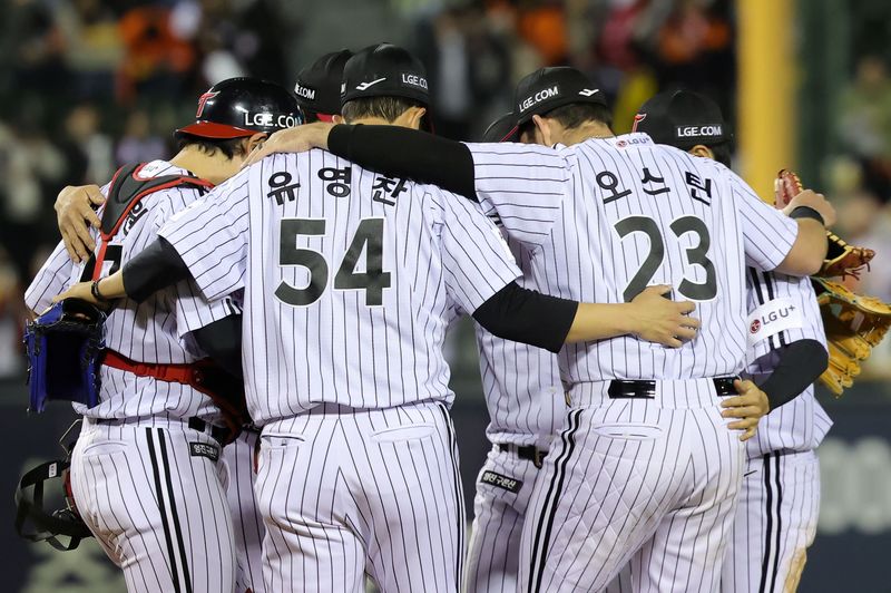 [서울=뉴시스] 홍효식 기자 = 21일 서울 송파구 잠실야구장에서 열린 2026 KBO 리그 한화 이글스와 LG 트윈스의 경기, 6-5로 승리한 LG 선수들이 기뻐하고 있다. 2026.04.21. yesphoto@newsis.com