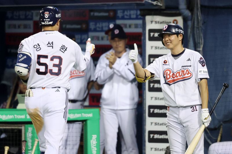 [서울=뉴시스] 조성우 기자 = 25일 오후 서울 송파구 잠실야구장에서 열린 2025 KBO리그 한화 이글스와 두산 베어스의 경기, 두산 5회말 공격 1사 후 양석환이 솔로 홈런을 때리고 더그아웃으로 들어오며 정수빈의 환영을 받고 있다. 2025.09.25. xconfind@newsis.com