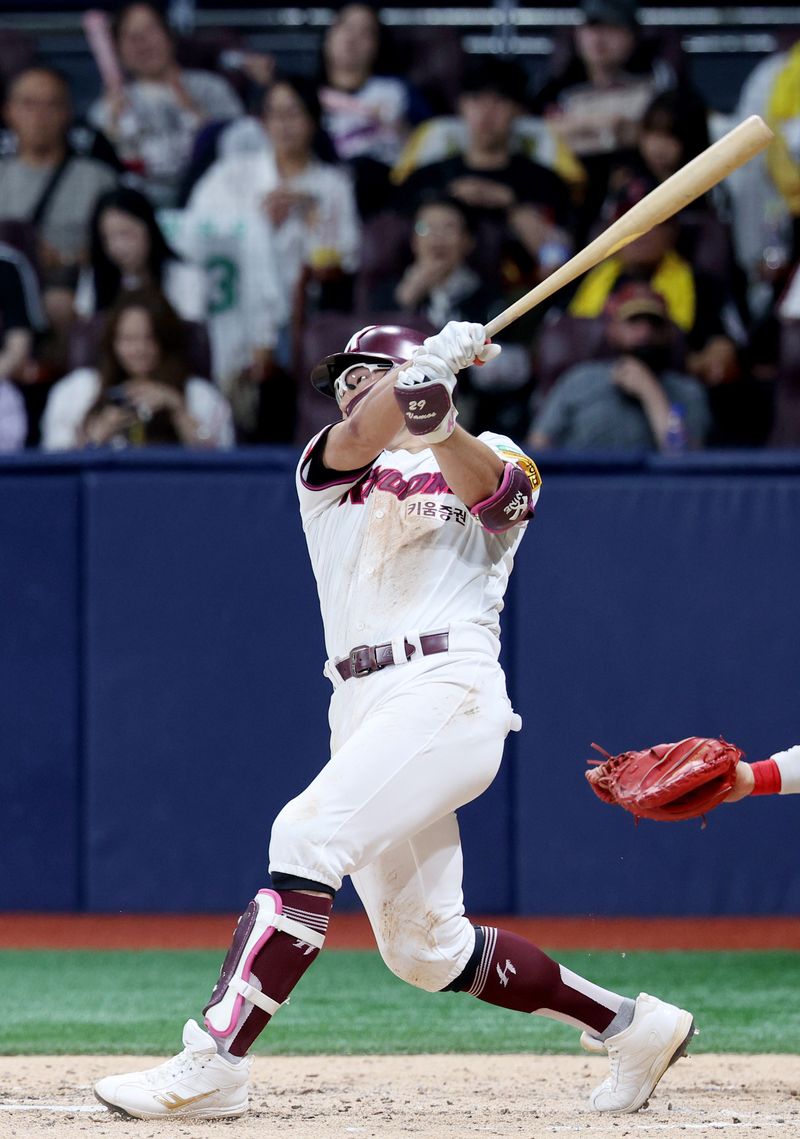 [서울=뉴시스] 김진아 기자 = 9일 서울 구로구 고척스카이돔에서 열린 2025 KBO리그 LG 트윈스와 키움 히어로즈의 경기, 4회말 1사 1,3루 키움 임지열이 역전 3점 홈런을 치고 있다. 2025.09.09. bluesoda@newsis.com